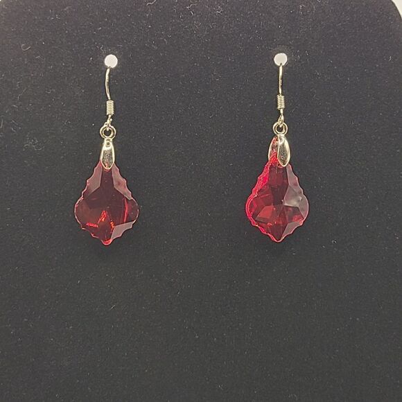 Beautiful‎ Cut Crystal Red Dangle Earring - Picture 4 of 5